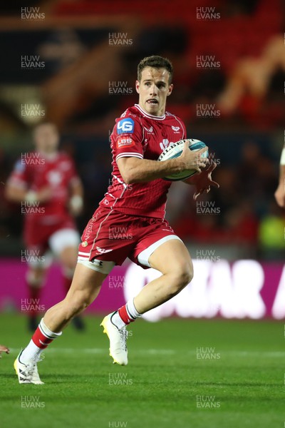 151022 - Scarlets v Zebre Parma - United Rugby Championship - Kieran Hardy of Scarlets on the attack