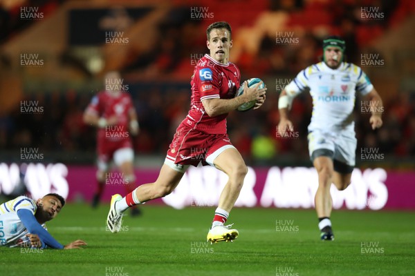 151022 - Scarlets v Zebre Parma - United Rugby Championship - Kieran Hardy of Scarlets on the attack