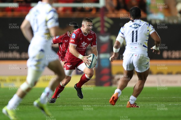 151022 - Scarlets v Zebre Parma - United Rugby Championship - Scott Williams of Scarlets looks for a gap past Lorenzo Pain of Zebre