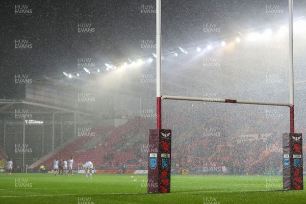 151022 - Scarlets v Zebre Parma - United Rugby Championship - Heavy rain at Parc y Scarlets