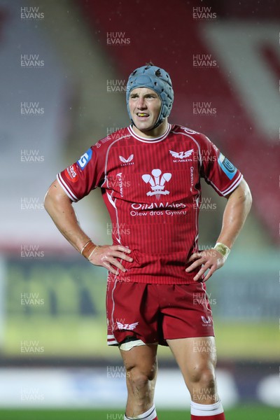 151022 - Scarlets v Zebre Parma - United Rugby Championship - Jonathan Davies looks at a replay of Kieran Hardy's try