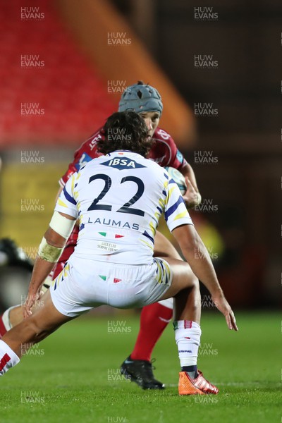 151022 - Scarlets v Zebre Parma - United Rugby Championship - Jonathan Davies of Scarlets tries to evade Joey Caputo of Zebre