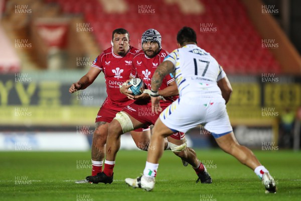 151022 - Scarlets v Zebre Parma - United Rugby Championship - Sione Kalamafoni of Scarlets looks for a way past Alessio Sanavia of Zebre