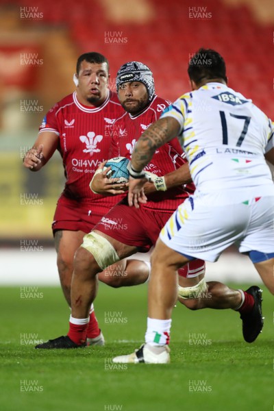 151022 - Scarlets v Zebre Parma - United Rugby Championship - Sione Kalamafoni of Scarlets looks for a way past Alessio Sanavia of Zebre