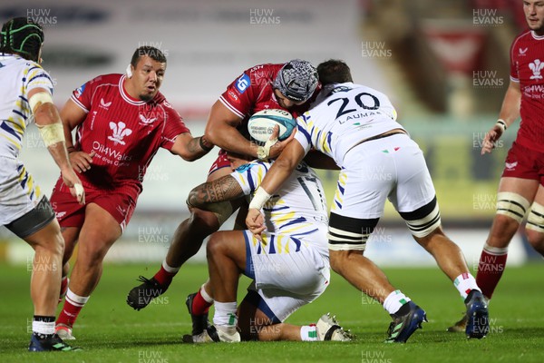 151022 - Scarlets v Zebre Parma - United Rugby Championship - Sione Kalamafoni of Scarlets is stopped by Guido Volpi of Zebre