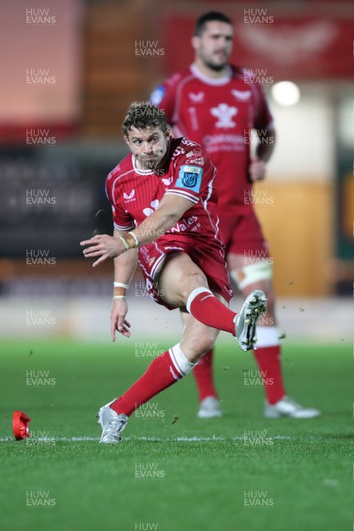 151022 - Scarlets v Zebre Parma - United Rugby Championship - Leigh Halfpenny of Scarlets kicks at goal