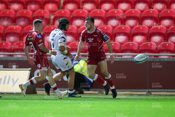151022 - Scarlets v Zebre Parma - United Rugby Championship - Ryan Conbeer of Scarlets scores a try in the final minutes 