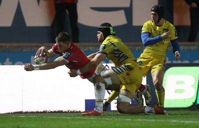 200326 - Scarlets v Zebre Parma - United Rugby Championship - Jarrod Taylor of Scarlets dives over the line to score a try