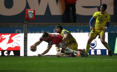 200326 - Scarlets v Zebre Parma - United Rugby Championship - Jarrod Taylor of Scarlets dives over the line to score a try