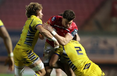 200326 - Scarlets v Zebre Parma - United Rugby Championship - Johnny Williams of Scarlets is tackled by Bautista Stavile and Giampietro Ribaldi of Zebre 