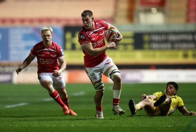 200326 - Scarlets v Zebre Parma - United Rugby Championship - Jarrod Taylor of Scarlets makes a break
