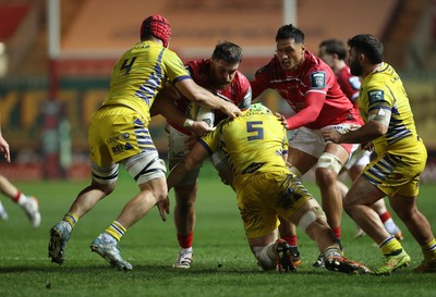 200326 - Scarlets v Zebre Parma - United Rugby Championship - Kemsley Mathias of Scarlets is tackled by Matteo Canali and Alessandro Ortombina of Zebre 