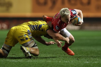 200326 - Scarlets v Zebre Parma - United Rugby Championship - Blair Murray of Scarlets is tackled by Matteo Canali of Zebre 
