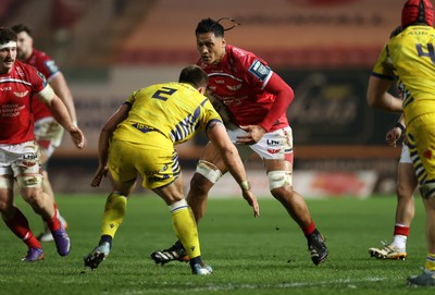 200326 - Scarlets v Zebre Parma - United Rugby Championship - Sam Lousi of Scarlets is challenged by Giampietro Ribaldi of Zebre 