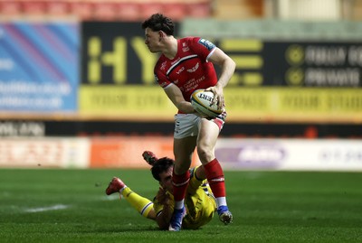 200326 - Scarlets v Zebre Parma - United Rugby Championship - Tom Rogers of Scarlets makes a break past Mirko Belloni of Zebre 
