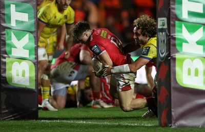 200326 - Scarlets v Zebre Parma - United Rugby Championship - Macs Page of Scarlets scores a try