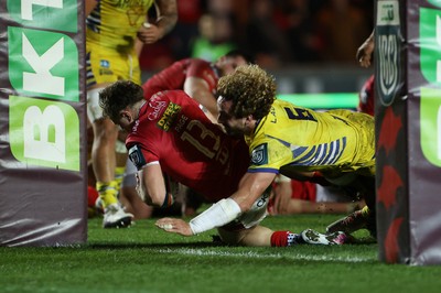 200326 - Scarlets v Zebre Parma - United Rugby Championship - Macs Page of Scarlets scores a try