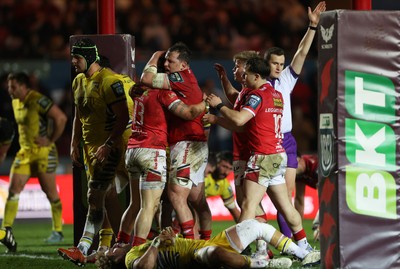 200326 - Scarlets v Zebre Parma - United Rugby Championship - Macs Page of Scarlets celebrates scoring a try with team mates
