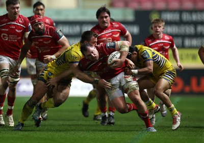 200326 - Scarlets v Zebre Parma - United Rugby Championship - Ryan Elias of Scarlets is tackled by Giampietro Ribaldi and Gonzalo Garcia of Zebre 