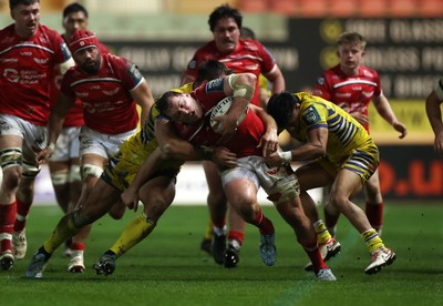 200326 - Scarlets v Zebre Parma - United Rugby Championship - Ryan Elias of Scarlets is tackled by Giampietro Ribaldi and Gonzalo Garcia of Zebre 
