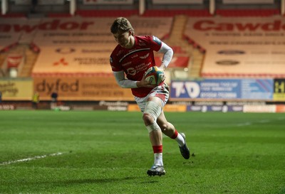200326 - Scarlets v Zebre Parma - United Rugby Championship - Ellis Mee of Scarlets runs in to score a try