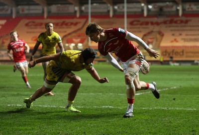 200326 - Scarlets v Zebre Parma - United Rugby Championship - Ellis Mee of Scarlets runs in to score a try