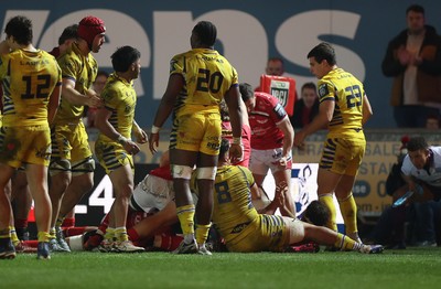 200326 - Scarlets v Zebre Parma - United Rugby Championship - Dan Davis of Scarlets scores a try