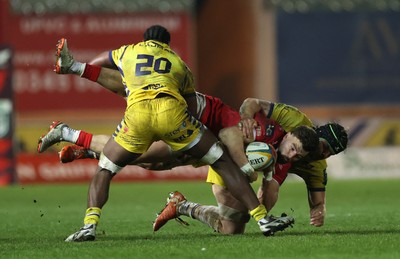 200326 - Scarlets v Zebre Parma - United Rugby Championship - Johnny Williams of Scarlets is tackled by Alessandro Ortombina and Davide Odiase of Zebre 