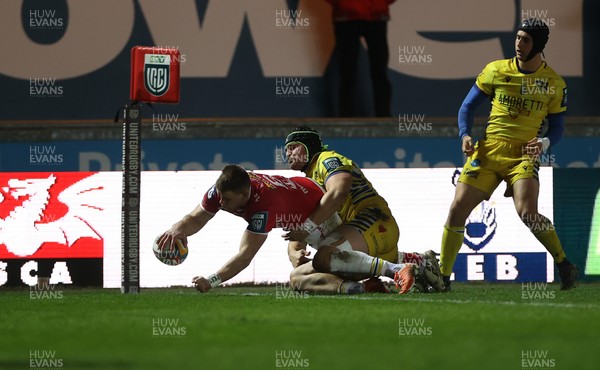 200326 - Scarlets v Zebre Parma - United Rugby Championship - Jarrod Taylor of Scarlets dives over the line to score a try