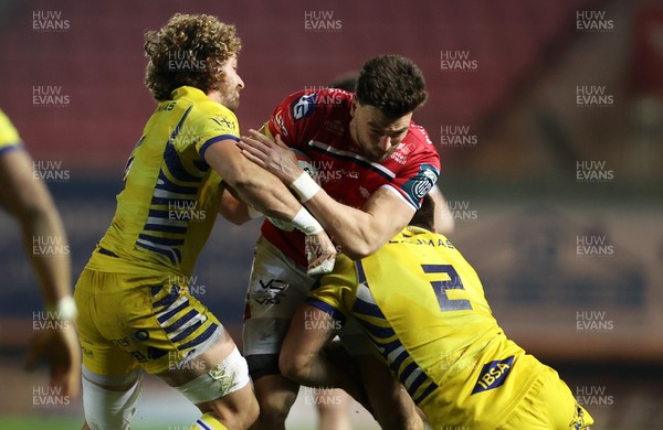 200326 - Scarlets v Zebre Parma - United Rugby Championship - Johnny Williams of Scarlets is tackled by Bautista Stavile and Giampietro Ribaldi of Zebre 