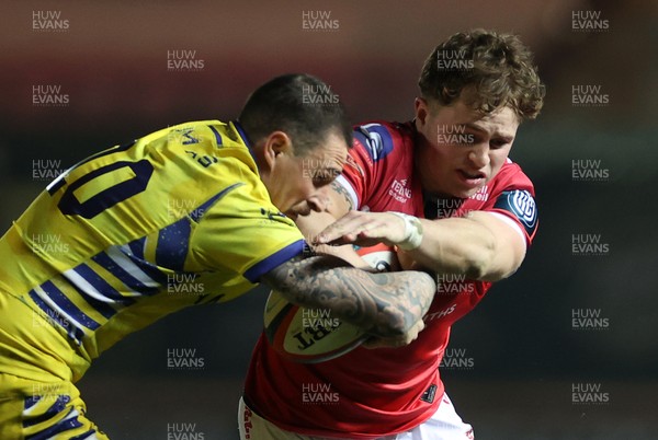 200326 - Scarlets v Zebre Parma - United Rugby Championship - Macs Page of Scarlets is tackled by Giacomo Da Re of Zebre 