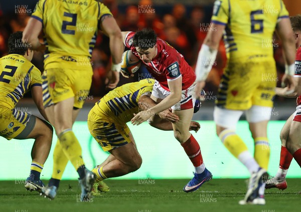 200326 - Scarlets v Zebre Parma - United Rugby Championship - Tom Rogers of Scarlets is tackled by Paolo Buonfiglio of Zebre 