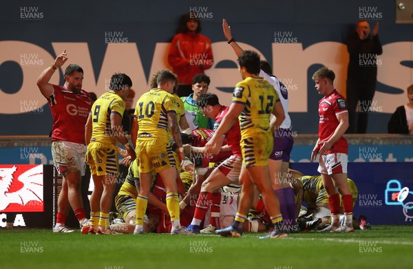 200326 - Scarlets v Zebre Parma - United Rugby Championship - Sam Lousi of Scarlets scores a try