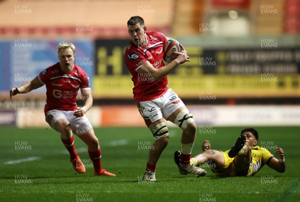 200326 - Scarlets v Zebre Parma - United Rugby Championship - Jarrod Taylor of Scarlets makes a break