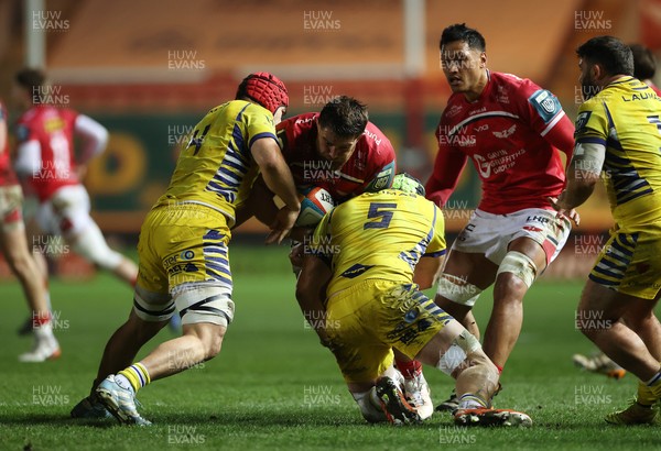 200326 - Scarlets v Zebre Parma - United Rugby Championship - Kemsley Mathias of Scarlets is tackled by Matteo Canali and Alessandro Ortombina of Zebre 