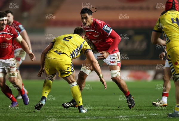 200326 - Scarlets v Zebre Parma - United Rugby Championship - Sam Lousi of Scarlets is challenged by Giampietro Ribaldi of Zebre 