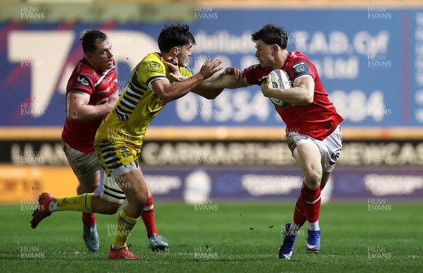 200326 - Scarlets v Zebre Parma - United Rugby Championship - Tom Rogers of Scarlets makes a break past Mirko Belloni of Zebre 