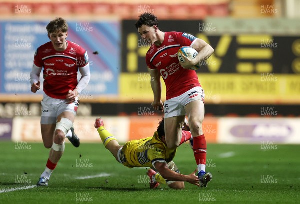 200326 - Scarlets v Zebre Parma - United Rugby Championship - Tom Rogers of Scarlets makes a break past Mirko Belloni of Zebre 