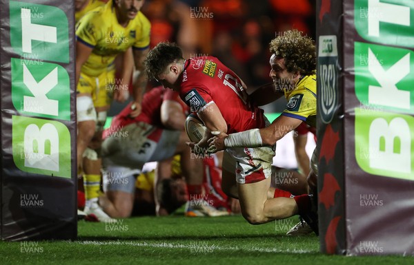 200326 - Scarlets v Zebre Parma - United Rugby Championship - Macs Page of Scarlets scores a try