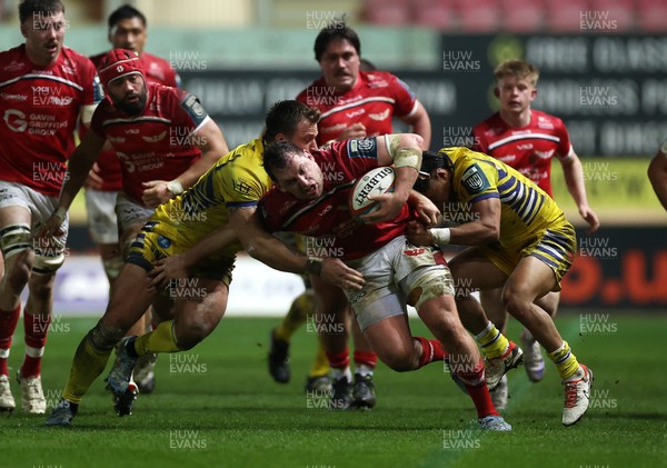 200326 - Scarlets v Zebre Parma - United Rugby Championship - Ryan Elias of Scarlets is tackled by Giampietro Ribaldi and Gonzalo Garcia of Zebre 