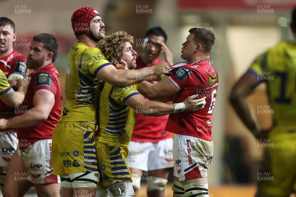 200326 - Scarlets v Zebre Parma - United Rugby Championship - Jarrod Taylor of Scarlets squares up to Matteo Canali and Bautista Stavile of Zebre 