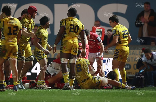 200326 - Scarlets v Zebre Parma - United Rugby Championship - Dan Davis of Scarlets scores a try