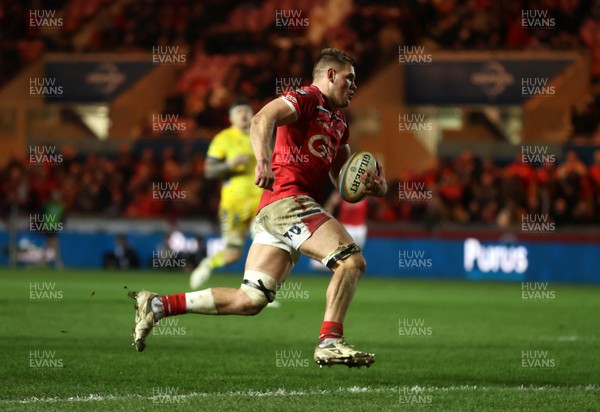 200326 - Scarlets v Zebre Parma - United Rugby Championship - Jarrod Taylor of Scarlets runs in to score a try