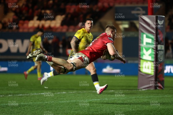 200326 - Scarlets v Zebre Parma - United Rugby Championship - Jarrod Taylor of Scarlets runs in to score a try