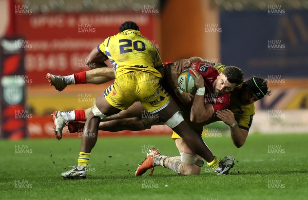 200326 - Scarlets v Zebre Parma - United Rugby Championship - Johnny Williams of Scarlets is tackled by Alessandro Ortombina and Davide Odiase of Zebre 