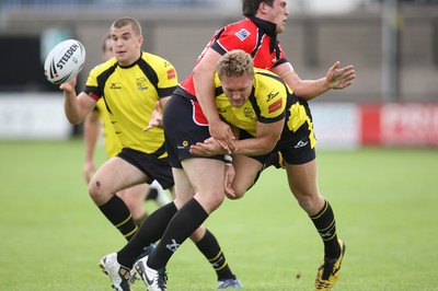 11.07.10.. South Wales Scorpions v Gateshead Thunder, The Co-operative Championship Div 1 -  Scorpions Elliot Kear collects the ball from teammate Christiaan Roets and runs in to score try 