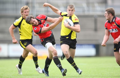 11.07.10.. South Wales Scorpions v Gateshead Thunder, The Co-operative Championship Div 1 -  Scorpions Elliot Kear holds off Gateshead's Matt Garside  