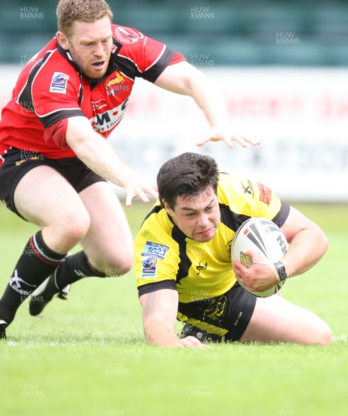 11.07.10.. South Wales Scorpions v Gateshead Thunder, The Co-operative Championship Div 1 -  Scorpions Alan Pope races in to score try 