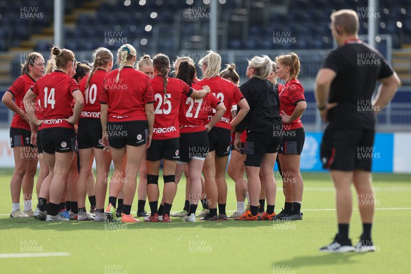200923 - Scotland Women and Wales Women Combined Training Session - The Wales team huddle together as Ioan Cunningham looks on during a combined training session with Scotland in Edinburgh