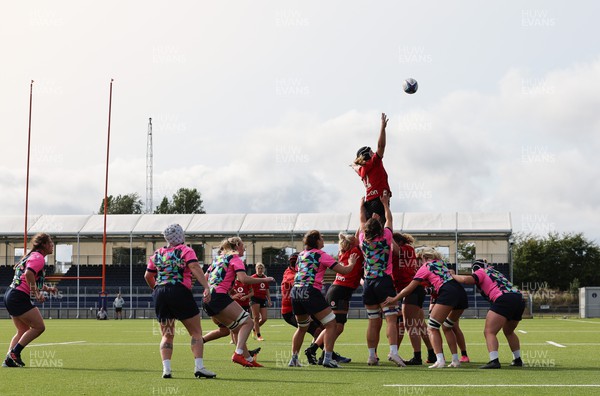 200923 - Scotland Women and Wales Women Combined Training Session - The Wales team contest a line out  during a combined training session with Scotland in Edinburgh